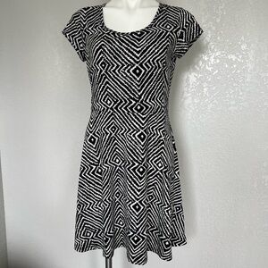 Michael KoraGeometric Black and White Stretch Scoop Neck Dress u50